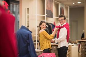 casal na loja de roupas foto