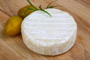 queijo brie na madeira foto