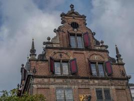 a cidade de nijmegen no rio waal na holanda foto