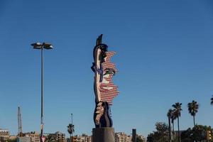 barcelona, espanha, 2022 - escultura de cabeça de barcelona em 28 de outubro de 2012 em barcelona. esta escultura do famoso artista pop americano roy lichtenstein foi inaugurada para os jogos de barcelona de 1992 foto