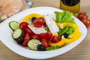 salada grega na madeira foto