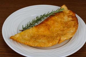 cheburek de carne na madeira foto