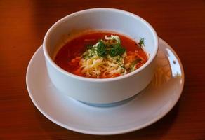 prato de sopa de tomate foto
