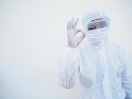 médico ou cientista em uniforme de conjunto de epi mostrando sinal de mão de amor. coronavírus ou covid-19 com fundo branco isolado ansioso foto