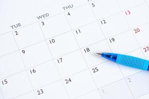 caneta azul no fundo da página do calendário conceito de reunião de planejamento de negócios foto
