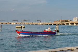 veneza, itália, 2014. lancha perto da linha férrea em veneza foto