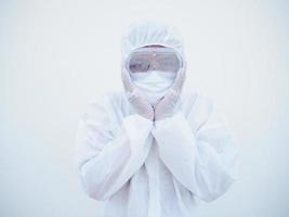 médico asiático ou cientista em uniforme de conjunto de epi cobre os ouvidos com as mãos. perigo de coronavírus ou conceito covid-19 isolado fundo branco foto