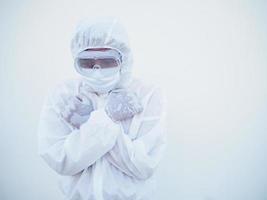 retrato de médico asiático confiante ou cientista em uniforme de suíte de ppe enquanto dobra as mãos no fundo branco. conceito de coronavírus ou covid-19. foto