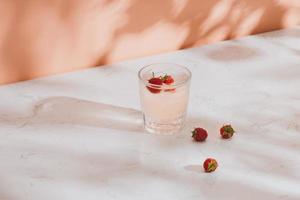 suco de verão com framboesas frescas em um copo sobre um fundo claro foto