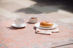 xícara de café com pão na mesa de manhã com luz solar, café da manhã foto