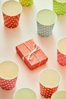 copos e caixas de presente embrulhadas em papel colorido de bolinhas foto