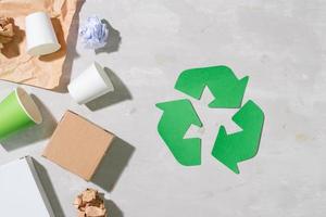 símbolo de reciclagem com resíduos na vista superior de fundo de madeira foto