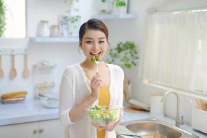 mulher está comendo um salat na tigela, interior foto