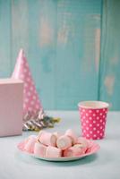 itens de festa de aniversário com marshmallow na mesa foto