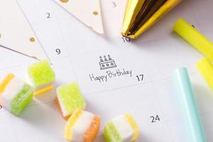 escrevendo bolo no calendário feliz aniversário foto