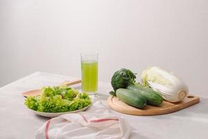 vários ingredientes de salada orgânica verde sobre fundo branco. estilo de vida saudável ou conceito de comida de dieta de desintoxicação foto