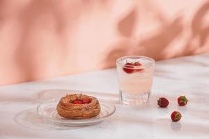 pastelaria tradicional recém-assada doce mini dinamarquês framboesa e framboesas refrigerantes foto