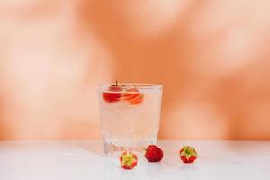 suco de verão com framboesas frescas em um copo sobre um fundo claro foto