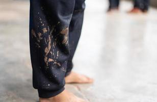mancha de lama suja nas calças de criança por muito tempo jogando na atividade da vida diária. mancha suja para o conceito de limpeza. foto