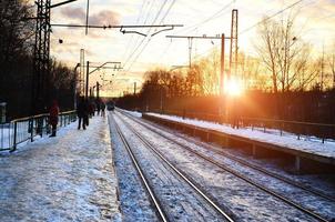 paisagem de inverno à noite com a estação ferroviária foto