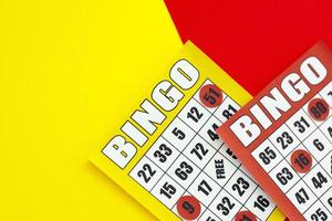 tabuleiros de bingo amarelos e vermelhos ou cartas de baralho para ganhar fichas. clássico nós ou cartões de bingo canadenses de cinco a cinco em fundo brilhante foto