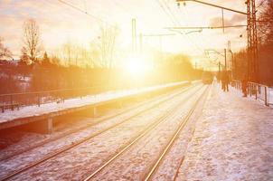 paisagem de inverno à noite com a estação ferroviária foto