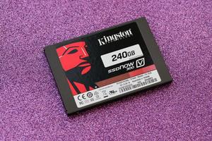 ternopil, ucrânia - 20 de junho de 2022 kingston ssdnow 300 ssd armazenamento em unidade de estado sólido 240 gb montado em taiwan sob a kingston technology corporation foto