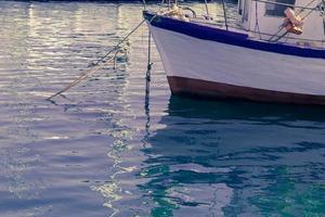 uma fotografia de um navio e um iate de luxo ancorado no porto. bela foto de um porto mediterrâneo