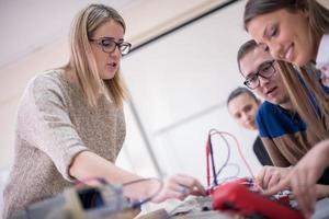 alunos fazendo prática na sala de aula eletrônica foto