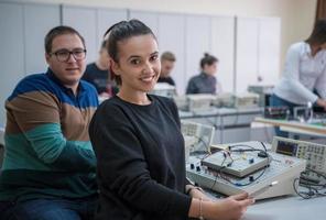 alunos fazendo prática na sala de aula eletrônica foto