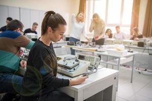 alunos fazendo prática na sala de aula eletrônica foto