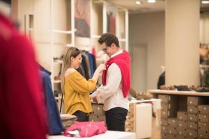 casal na loja de roupas foto