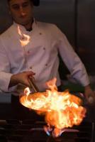 chef fazendo flambe na comida