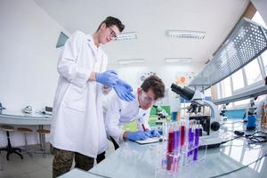 grupo de jovens estudantes de medicina fazendo pesquisa foto