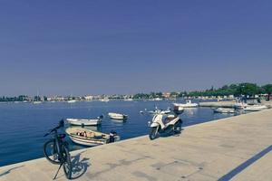 uma fotografia de um navio e um iate de luxo ancorado no porto. bela foto de um porto mediterrâneo