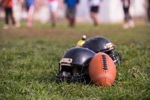 capacetes de futebol americano e bola foto