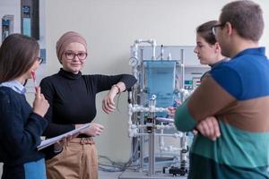 jovens estudantes praticando na sala de aula eletrônica foto