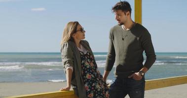 casal conversando e se divertindo no bar da praia foto