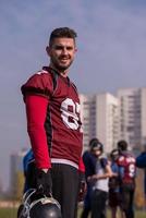 retrato de um jovem jogador de futebol americano foto