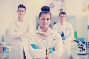 retrato de grupo de jovens estudantes de medicina foto