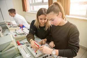 alunos fazendo prática na sala de aula eletrônica foto