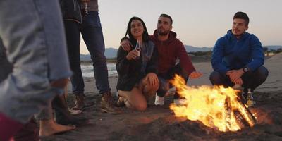 amigos se divertindo na praia em dia de outono foto