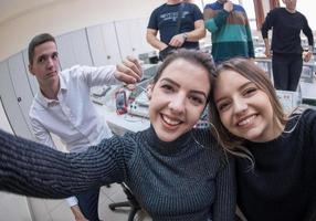 jovens estudantes felizes fazendo foto de selfie