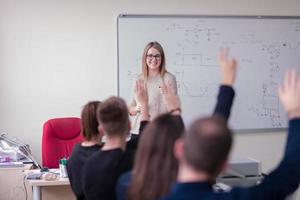 alunos fazendo prática na sala de aula eletrônica foto