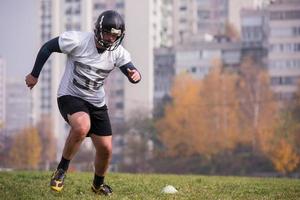 jogador de futebol americano em ação foto