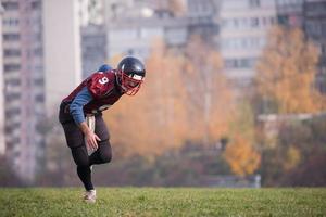 jogador de futebol americano em ação foto