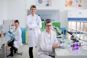 grupo de jovens estudantes de medicina fazendo pesquisa foto