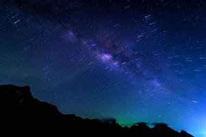 galáxia da via láctea e estrelas no céu noturno do parque nacional khao sam roi yod, tailândia foto