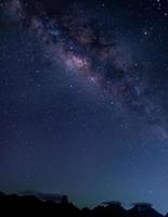 galáxia da via láctea e estrelas no céu noturno do parque nacional khao sam roi yod, tailândia foto
