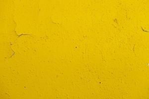 parede velha pintada com tinta amarela com rachaduras e bolhas foto